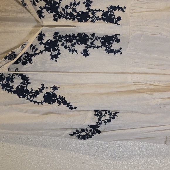 American Eagle Flowy Embroidered Top - Picture 4 of 10